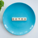 plato con la palabra detox escrito