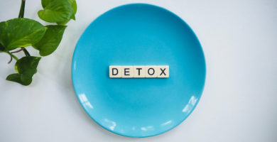 plato con la palabra detox escrito
