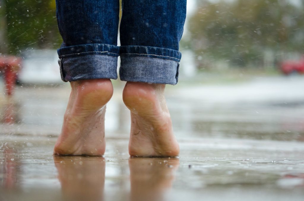 pies sobre lluvia