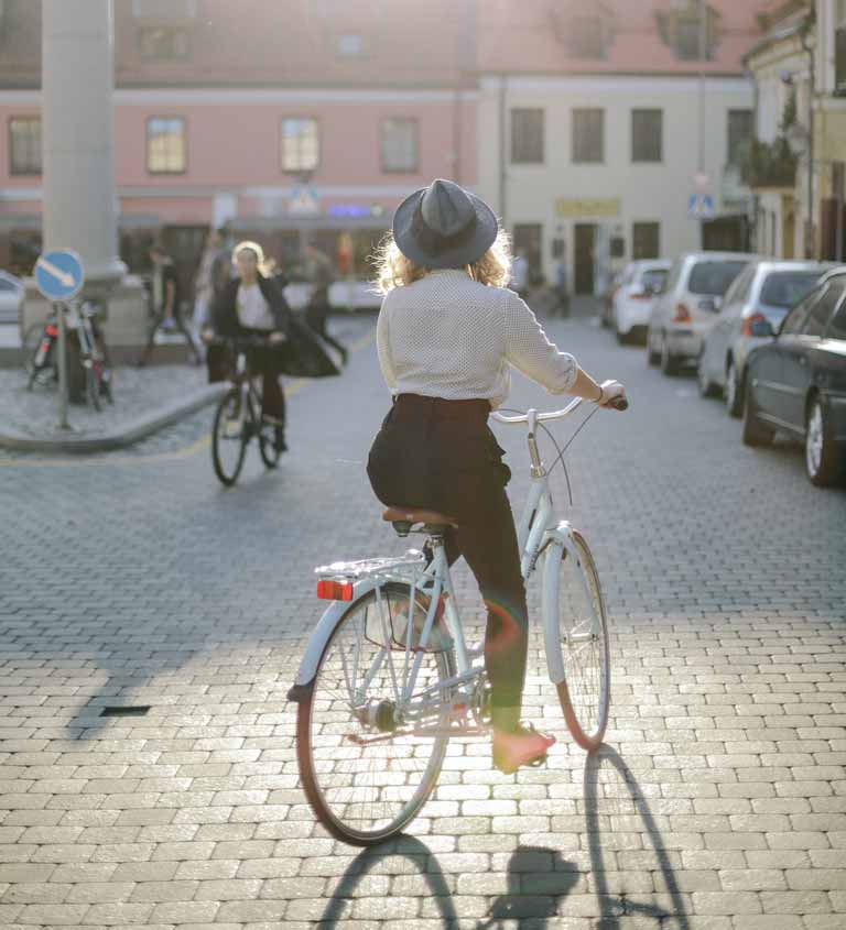 Chica en bicicleta