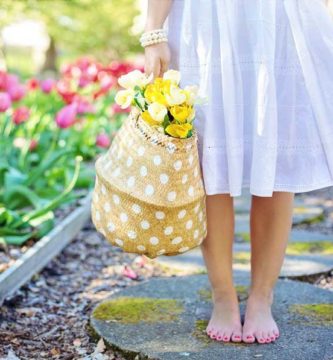 Chica descalza con flores