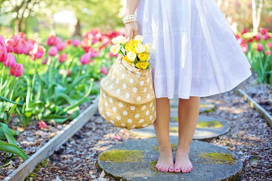 Chica descalza con flores
